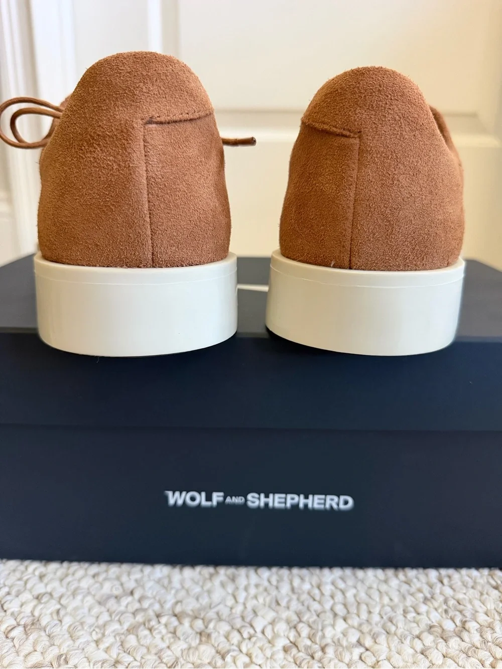 Wolf & Shepherd stylish brown